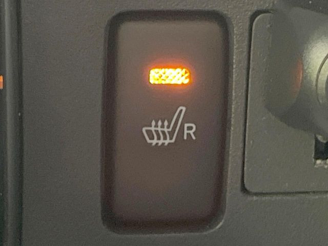 【シートヒーター】寒い日に重宝するシートヒーター!エアコンより早く温まってくれるので寒がりの人も安心ですね♪エアコンの温風は乾燥するから苦手、という方にもをおすすめです。