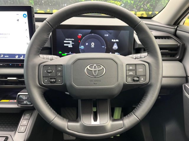 �C���e���A�ɍ��킹���f�U�C���̃X�e�A�����O�́A�^�]�������̂��Ƃ��l���A�^�]���₷���`��A�傫���ł��B�����x�A���ۂɐG���Ă��m���߂��������B