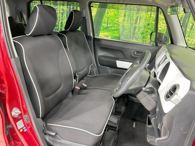 運転席まわりには十分なスペースがあり、大柄な方でもゆったり運転していただける環境です。