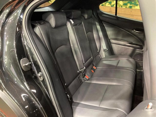 後部座席も気になるようなキズ・汚れやへたり等、大きなダメージはなく、良好な状態です。