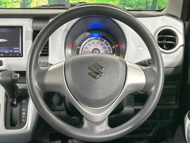 インテリアに合わせたデザインのステアリングは、運転される方のことも考え、運転しやすい形状、大きさです。是非一度、実際に触ってお確かめください。