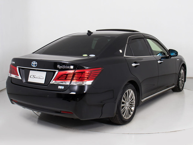 個性的なリアビューで御座います。精悍な佇まいは高級車ならではです。