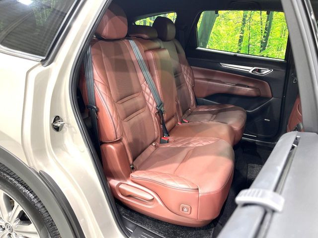 後部座席も気になるようなキズ・汚れやへたり等、大きなダメージはなく、良好な状態です。