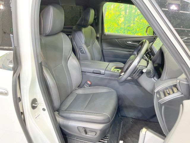 【黒革シート】上質な本革を使用し、高級感あふれる黒革シート。常に体に触れる部分だから、座り心地の良さにはこだわりたいですね♪汚れの付着や劣化を抑制する内装コーティング施工もおススメですよ♪