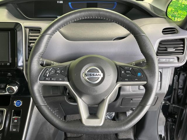 �C���e���A�ɍ��킹���f�U�C���̃X�e�A�����O�́A�^�]�������̂��Ƃ��l���A�^�]���₷���`��A�傫���ł��B�����x�A���ۂɐG���Ă��m���߂��������B