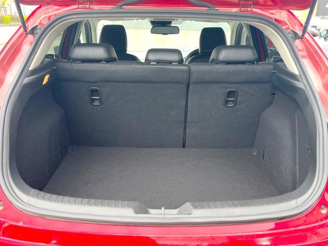 ���i�̂���������ʋ΁A���}���ɏ\���ȉ׎��X�y�[�X���m�ۂ��Ă���܂��B�Z�J���h�V�[�g��|���ƁA�傫�ȉו��̐ύڂ��\�ł���