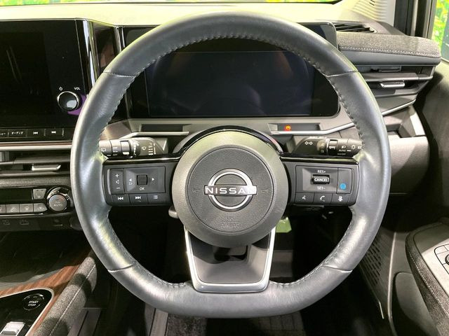 �C���e���A�ɍ��킹���f�U�C���̃X�e�A�����O�́A�^�]�������̂��Ƃ��l���A�^�]���₷���`��A�傫���ł��B�����x�A���ۂɐG���Ă��m���߂��������B