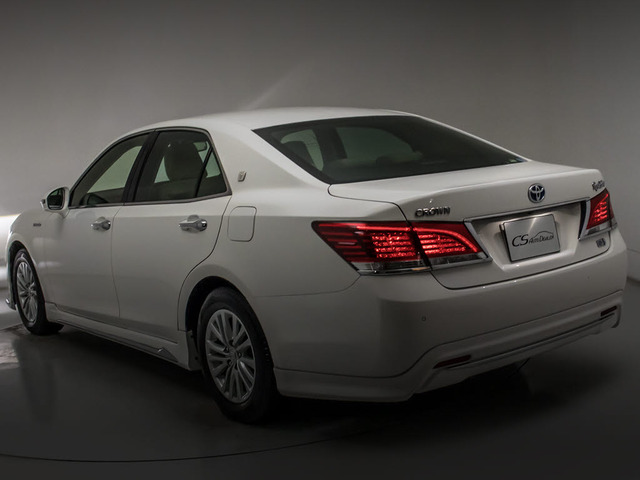 個性的なリアビューで御座います。精悍な佇まいは高級車ならではです。