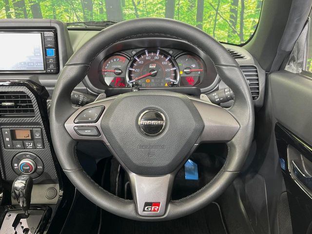 �C���e���A�ɍ��킹���f�U�C���̃X�e�A�����O�́A�^�]�������̂��Ƃ��l���A�^�]���₷���`��A�傫���ł��B�����x�A���ۂɐG���Ă��m���߂��������B