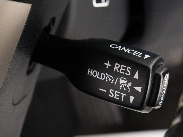 レーダークルーズコントロール  ミリ波レーダーと単眼カメラで先行車を認識し、車速に応じた車間距離を保ちながら追従走行を支援します。