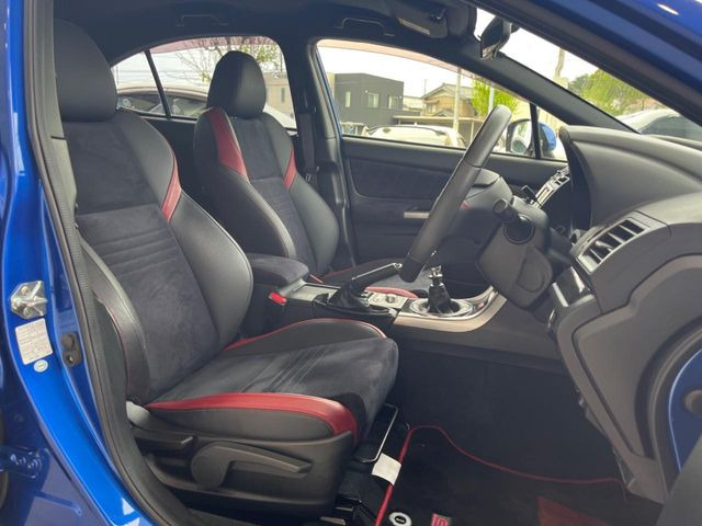 【ハーフレザーシート】高級感と座り心地を両立した人気のシート♪背面・座面のファブリック素材は、通気性の良さや滑りにくさに優れています。気温や服装に左右されず快適にお乗りいただけます。