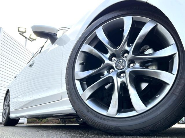 �y����19�C���`�A���~�z�C�[���z�O�ςɃ}�b�`���������A���~�z�C�[���𑕒����Ă���܂��B�e��ЊO�A���~�z�C�[����A�X�^�b�h���X�^�C�����戵�����Ă���܂��B���񂲑��k����������