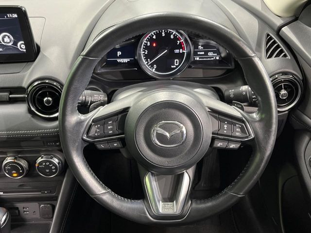 �C���e���A�ɍ��킹���f�U�C���̃X�e�A�����O�́A�^�]�������̂��Ƃ��l���A�^�]���₷���`��A�傫���ł��B�����x�A���ۂɐG���Ă��m���߂��������B