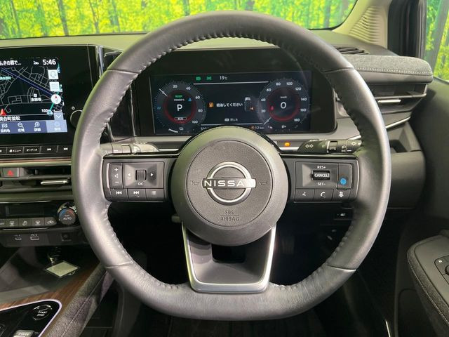�C���e���A�ɍ��킹���f�U�C���̃X�e�A�����O�́A�^�]�������̂��Ƃ��l���A�^�]���₷���`��A�傫���ł��B�����x�A���ۂɐG���Ă��m���߂��������B