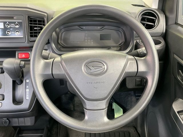 �C���e���A�ɍ��킹���f�U�C���̃X�e�A�����O�́A�^�]�������̂��Ƃ��l���A�^�]���₷���`��A�傫���ł��B�����x�A���ۂɐG���Ă��m���߂��������B