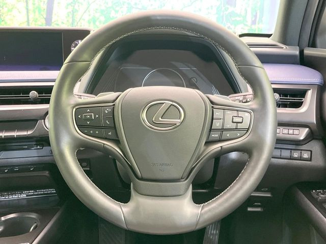 �C���e���A�ɍ��킹���f�U�C���̃X�e�A�����O�́A�^�]�������̂��Ƃ��l���A�^�]���₷���`��A�傫���ł��B�����x�A���ۂɐG���Ă��m���߂��������B