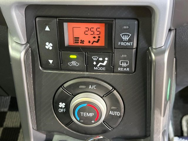 【オートエアコン】一度お好みの温度に設定すれば、車内の温度を検知し風量や温度を自動で調整。暑い&hellip;寒い&hellip;と何度もスイッチ操作をする必要はありません。快適な車内空間には必須の機能ですね♪