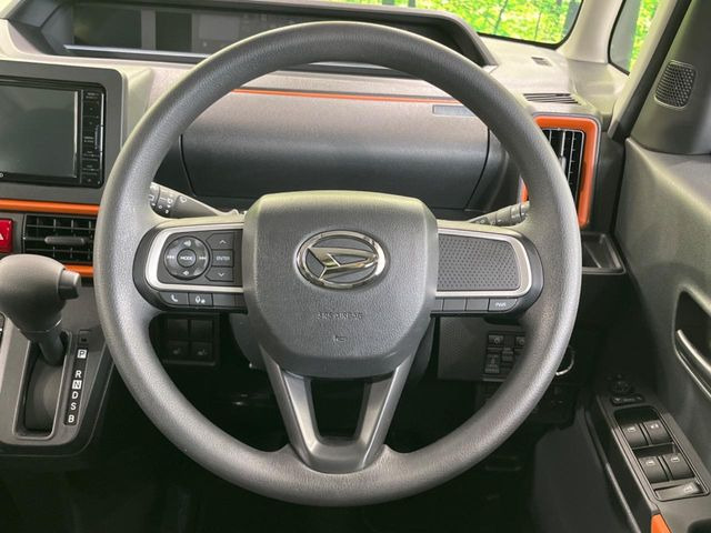 �C���e���A�ɍ��킹���f�U�C���̃X�e�A�����O�́A�^�]�������̂��Ƃ��l���A�^�]���₷���`��A�傫���ł��B�����x�A���ۂɐG���Ă��m���߂��������B