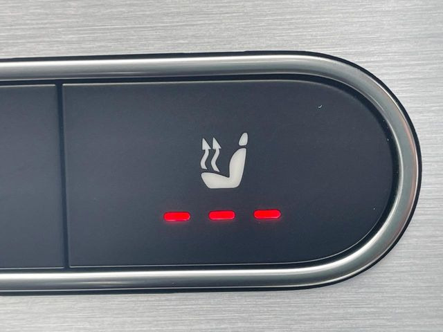 ●フロントシートヒーティング:運転席・助手席共に三段階で調節が可能なシートヒーターを装備しております。季節を問わず快適にご使用いただけます。