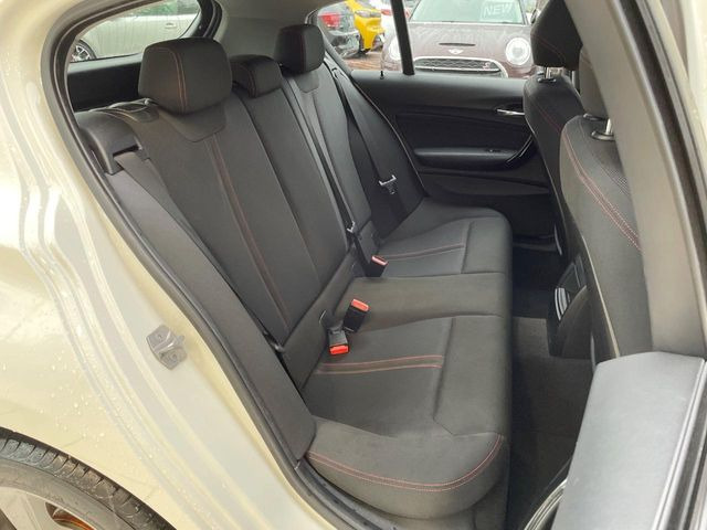 ●後部座席も気になるようなキズ・汚れやへたり等、大きなダメージはなく、良好な状態です。