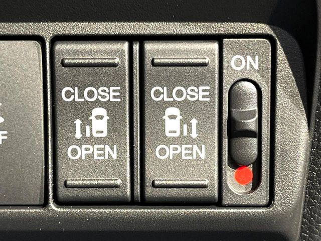 【両側パワースライドドア】スマートキーや運転席のスイッチで後席両側スライドドアの開閉が可能♪電動だから力を入れてドアを開ける必要が無く、小さなお子様でも簡単に開け閉めでき快適です♪