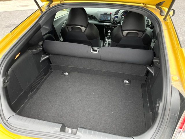 ���i�̂���������ʋ΁A���}���ɏ\���ȉ׎��X�y�[�X���m�ۂ��Ă���܂��B�Z�J���h�V�[�g��|���ƁA�傫�ȉו��̐ύڂ��\�ł���