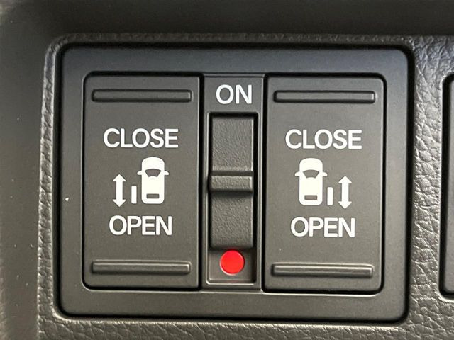 【両側パワースライドドア】スマートキーや運転席のスイッチで後席両側スライドドアの開閉が可能♪電動だから力を入れてドアを開ける必要が無く、小さなお子様でも簡単に開け閉めでき快適です♪