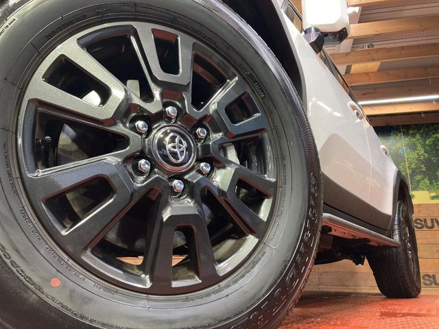 �y����18�C���`�A���~�z�C�[���z�O�ςɃ}�b�`���������A���~�z�C�[���𑕒����Ă���܂��B�e��ЊO�A���~�z�C�[����A�X�^�b�h���X�^�C�����戵�����Ă���܂��B���񂲑��k����������