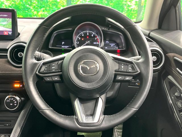 【ステアリングヒーター】冬場に冷たくなりやすい革巻きステアリングを、スイッチ一つで素早く適温に!エアコンよりも早く温まってくれるので、寒い日の運転も快適になりますね♪