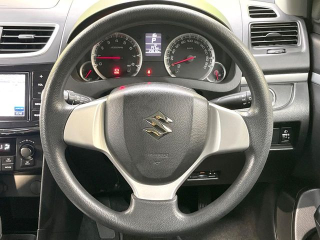 �C���e���A�ɍ��킹���f�U�C���̃X�e�A�����O�́A�^�]�������̂��Ƃ��l���A�^�]���₷���`��A�傫���ł��B�����x�A���ۂɐG���Ă��m���߂��������B