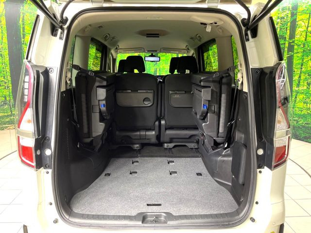 ���i�̂���������ʋ΁A���}���ɏ\���ȉ׎��X�y�[�X���m�ۂ��Ă���܂��B�Z�J���h�V�[�g��|���ƁA�傫�ȉו��̐ύڂ��\�ł���