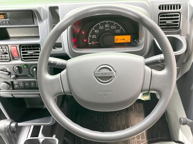 �C���e���A�ɍ��킹���f�U�C���̃X�e�A�����O�́A�^�]�������̂��Ƃ��l���A�^�]���₷���`��A�傫���ł��B�����x�A���ۂɐG���Ă��m���߂��������B