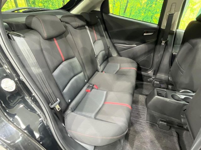 後部座席も気になるようなキズ・汚れやへたり等、大きなダメージはなく、良好な状態です。