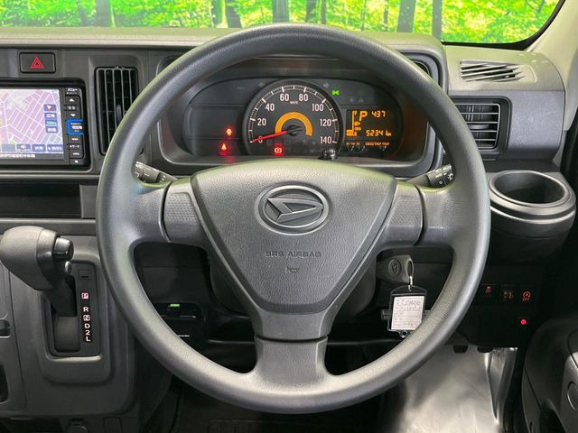 �C���e���A�ɍ��킹���f�U�C���̃X�e�A�����O�́A�^�]�������̂��Ƃ��l���A�^�]���₷���`��A�傫���ł��B�����x�A���ۂɐG���Ă��m���߂��������B