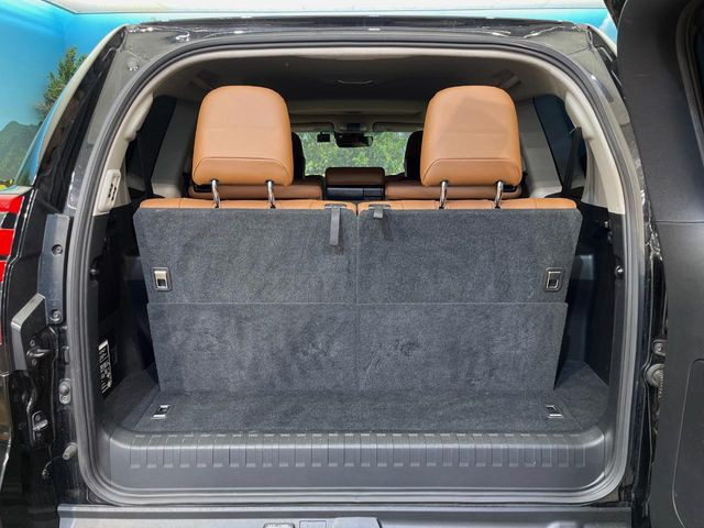 ���i�̂���������ʋ΁A���}���ɏ\���ȉ׎��X�y�[�X���m�ۂ��Ă���܂��B�Z�J���h�V�[�g��|���ƁA�傫�ȉו��̐ύڂ��\�ł���