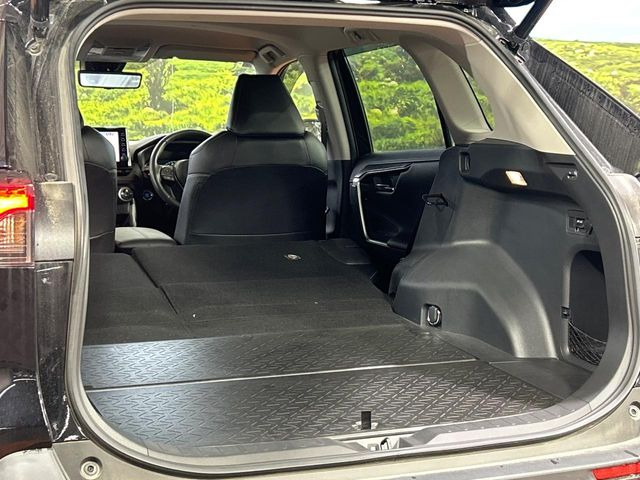 積み下ろしのしやすいデッキにはたっぷりと荷物を積み込んでいただけます。遊びから仕事まで、様々なシーンで頼れます♪