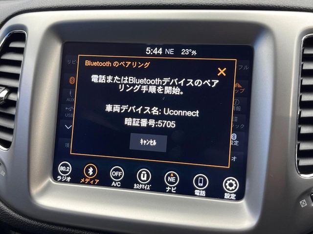 ��Bluetooth:���莝���̃X�}�[�g�t�H���ȂǂƐڑ����A�n���Y�t���[�ʘb��Տꊴ����~���[�W�b�N�Đ������y���݂��������܂��B�����ڑ��ł��̂Ŕς킵��������܂����