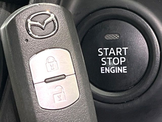 【アドバンストキー】カバンやポケットに入れたままでもドアの施錠・解錠が可能なスマートキーを装備。エンジンのオン・オフ時もカギを取り出す必要が無いからとっても便利です♪