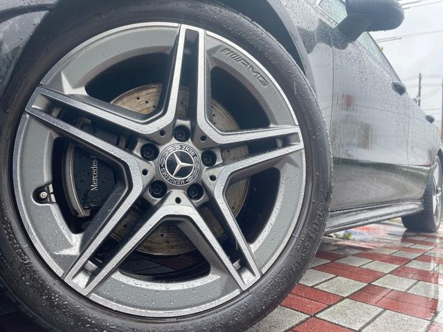 ●純正18インチアルミホイール:輸入車ならではの卓越した走りを支えるホイールと足回りです!日本車の走りに慣れている方にもぜひ体感して頂きたいほど、高いレベルでまとまっています!