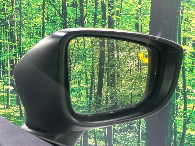 【ブラインドスポットモニタリング】走行中、ドアミラーの死角になりやすい箇所に後続車が接近するとサイドミラー付近に警告を表示、ドライバーに注意喚起をしてくれます。