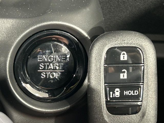 �yHonda�X�}�[�g�L�[�z�J�o����|�P�b�g�ɓ��ꂽ�܂܂ł��h�A�̎{���E�������\�ȃX�}�[�g�L�[�𑕔��B�G���W���̃I���E�I�t�����J�M�����o���K�v����������Ƃ��Ă��֗��ł���