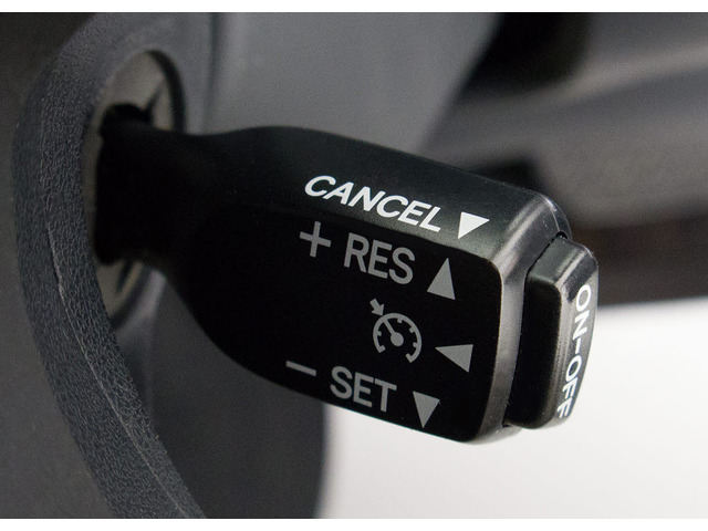 【オートクルーズコントロール】搭載。アクセル操作なしでも車が自動でスピードを保ってくれる機能です長距離の高速は楽々です。