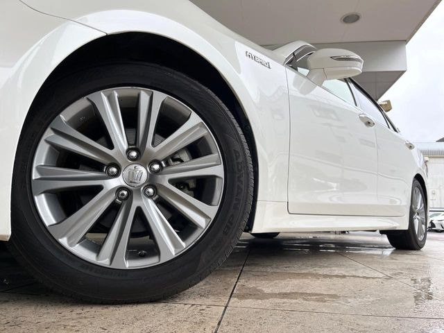 �y����18�C���`�A���~�z�C�[���z�O�ςɃ}�b�`���������A���~�z�C�[���𑕒����Ă���܂��B�e��ЊO�A���~�z�C�[����A�X�^�b�h���X�^�C�����戵�����Ă���܂��B���񂲑��k����������