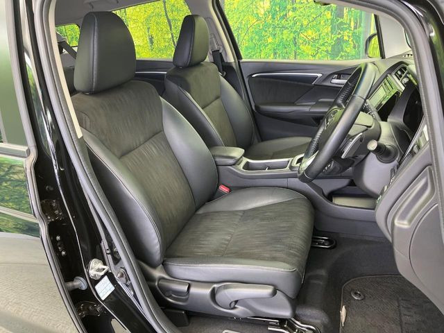 【ハーフレザーシート】高級感と座り心地を両立した人気のシート♪背面・座面のファブリック素材は、通気性の良さや滑りにくさに優れています。気温や服装に左右されず快適にお乗りいただけます。