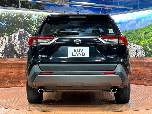 安心の最長10年・走行無制限保証(有償)をご用意。保証内容も充実はもちろん、無料点検&オイル交換や、年中無休の全国・24時間ロードサービスも付帯されておりますのでご安心下さい。