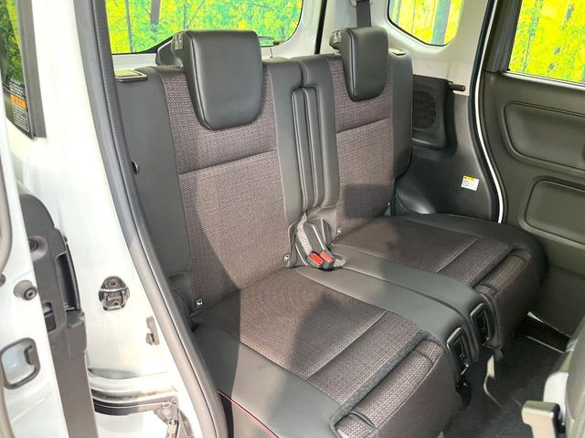 後部座席も気になるようなキズ・汚れやへたり等、大きなダメージはなく、良好な状態です。