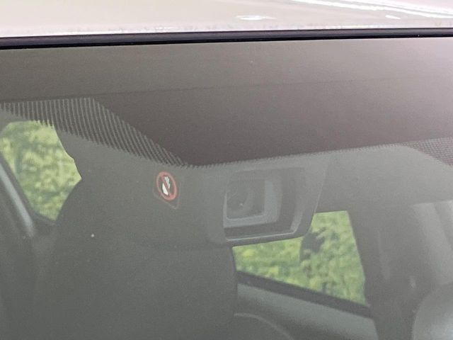 【アイサイトVer3】前方の車両等を検知し、衝突しそうな時は警報で注意を促し、ブレーキを踏む力をサポート。ブレーキを踏めなかった場合は衝突被害軽減ブレーキが作動、衝突回避をサポートします。