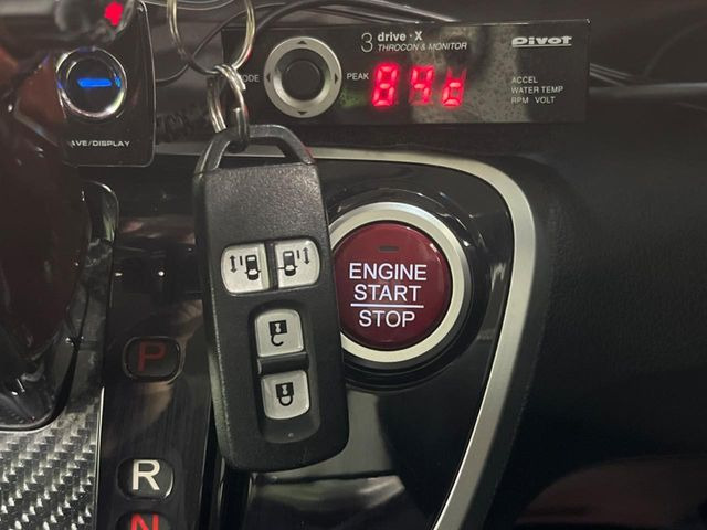 �yHonda�X�}�[�g�L�[�z�J�o����|�P�b�g�ɓ��ꂽ�܂܂ł��h�A�̎{���E�������\�ȃX�}�[�g�L�[�𑕔��B�G���W���̃I���E�I�t�����J�M�����o���K�v����������Ƃ��Ă��֗��ł���