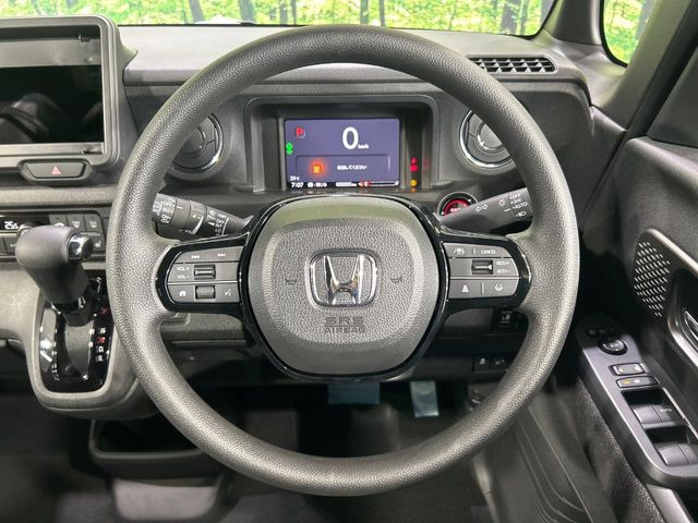 �C���e���A�ɍ��킹���f�U�C���̃X�e�A�����O�́A�^�]�������̂��Ƃ��l���A�^�]���₷���`��A�傫���ł��B�����x�A���ۂɐG���Ă��m���߂��������B