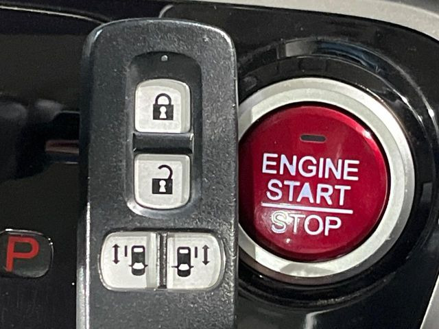 �yHonda�X�}�[�g�L�[�z�J�o����|�P�b�g�ɓ��ꂽ�܂܂ł��h�A�̎{���E�������\�ȃX�}�[�g�L�[�𑕔��B�G���W���̃I���E�I�t�����J�M�����o���K�v����������Ƃ��Ă��֗��ł���